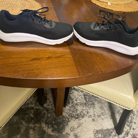 Under Armour shoes - Picture 7 of 9